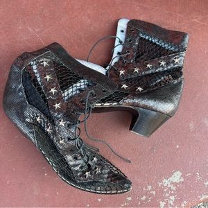 Vintage star mesh boots